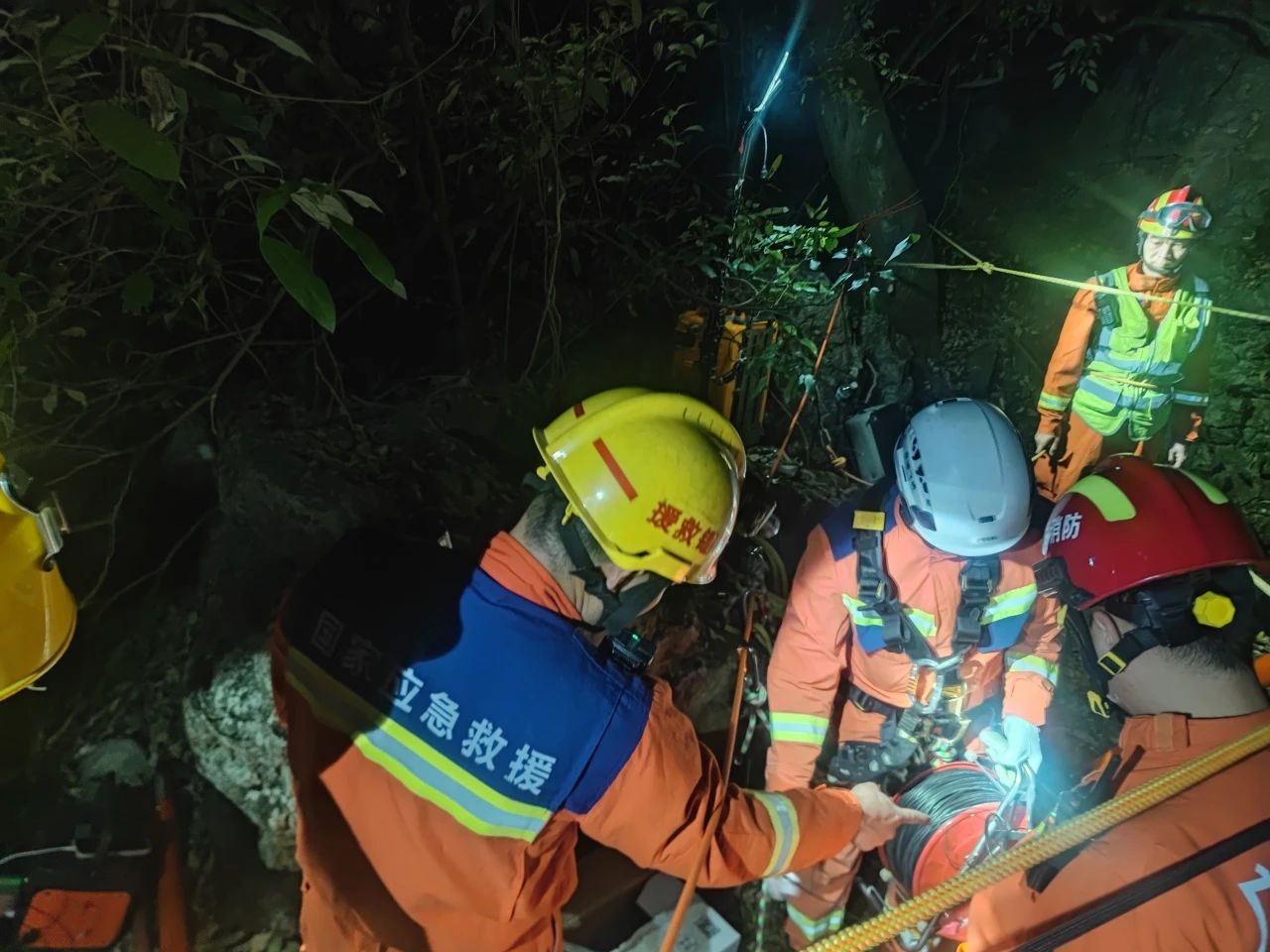 新春緊急救援 | 探險者深洞遇險，華錫隊火速馳援營救成功